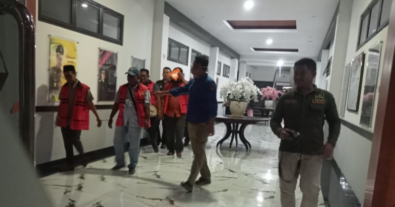 TAHAN - Sebanyak 4 tersangka kasus dugaan korupsi dana hibah Provinsi Jatim untuk proyek saluran air di Desa Wage, Kecamatan Taman, Sidoarjo ditahan penyidik Kejari Sidoarjo, Jumat (13/09/2024) malam. 