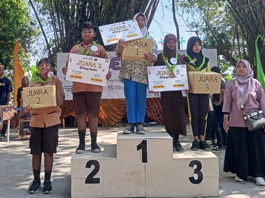 JUARA - SD Al Muslim membawa juara pertama pada lomba Elingpiade Kampung Lali gadget yang diselenggarakan Kampung Lali Gadget bekerja sama dengan PLN dan Dinas Pendidikan dan Kebudayaan Pemkab Sidoarjo, Sabtu (28/09/2024). 