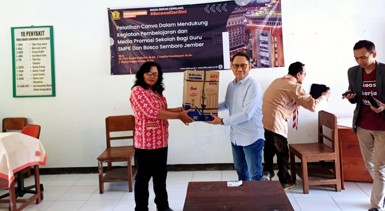 PENMAS - Tim Penmas Fakultas Ekonomi dan Bisnis Universitas Wijaya Kusuma Surabaya (UWKS) menggelar penyuluhan penyusunan manajemen anggaran dan studi kasus laporan keuangan sesuai standar di SMP Katholik Don Bosco Tanggul, Jember, Selasa (29/10/2024).
