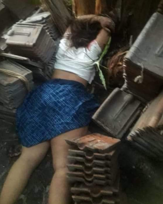 TEWAS - Warga Dusun Sidorame, Krian, Sidoarjo digegerkan penemuan jenazah Umik Margaretta (32) warga setempat yang ditemukan tewas tak bernyawa di atas tumpukan genteng di belakang rumah, Rabu (30/11/2024).