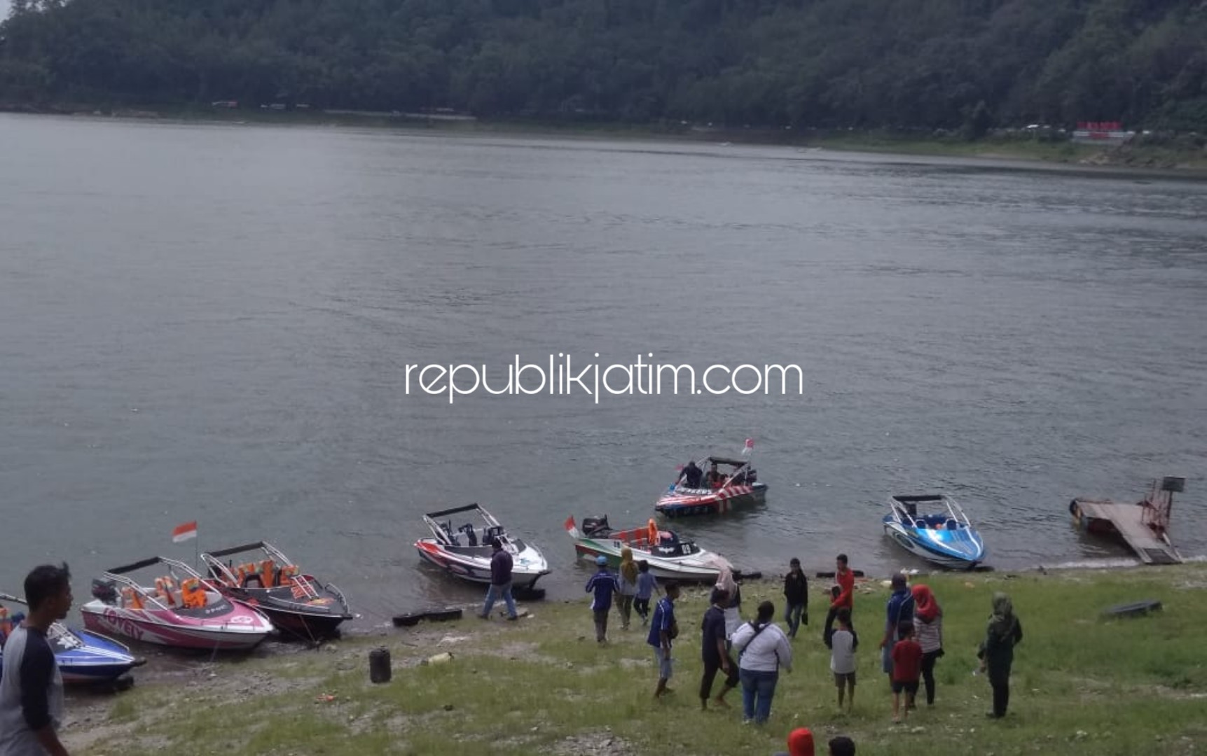 LIBUR TAHUN BARU - Suasana pengunjung Telaga Ngebel, Ponorogo saat libur Tahun Baru 2020 yang ramai dihibur Orkes Melayu dengan bintang tamu NurBayan, Rabu (01/01/2020). 