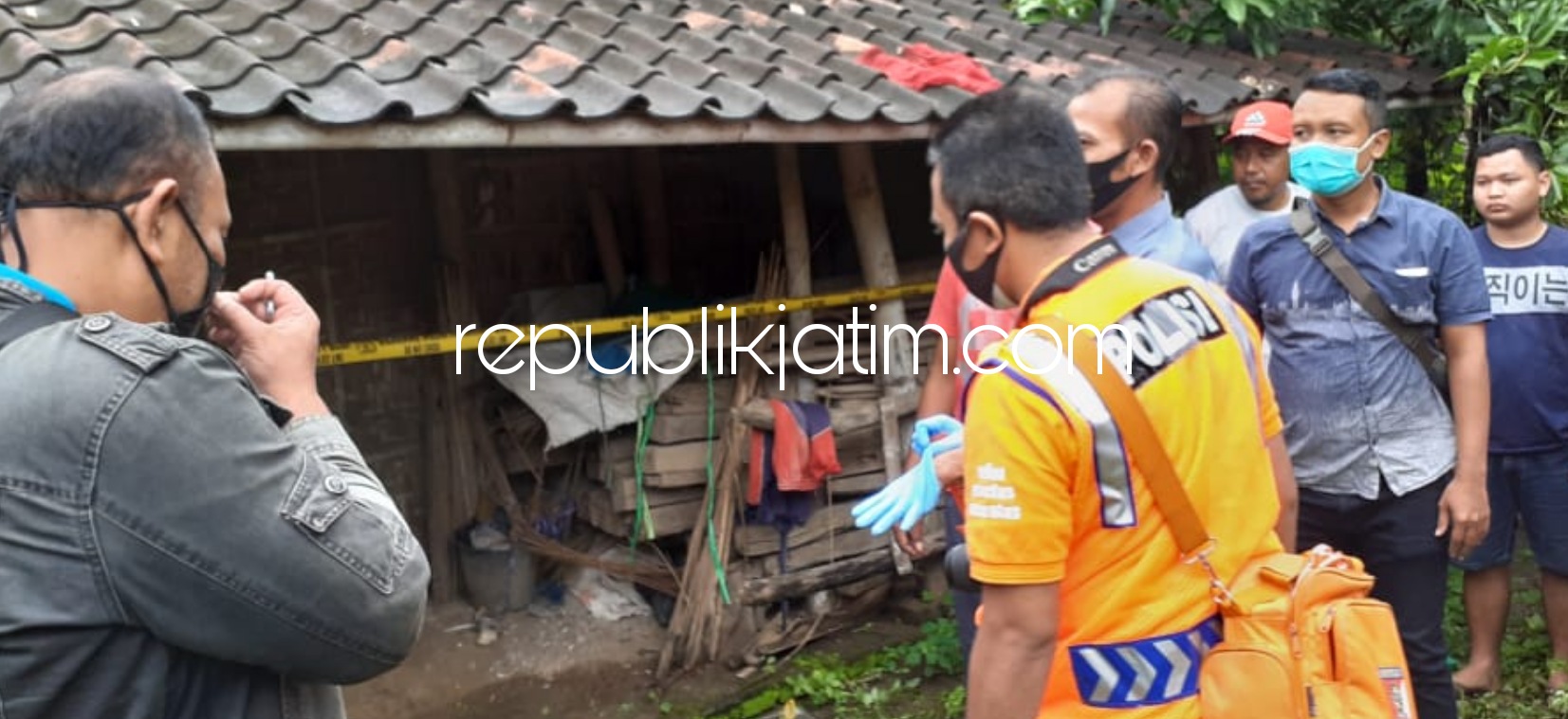 OLAH TKP - Petugas Polsek Balong dan Polres Ponorogo menggelar olah TKP di rumah korban gantung diri Bonari (75) warga Desa Tatung, Kecamatan Balong, Ponorogo, Sabtu (02/01/2021).