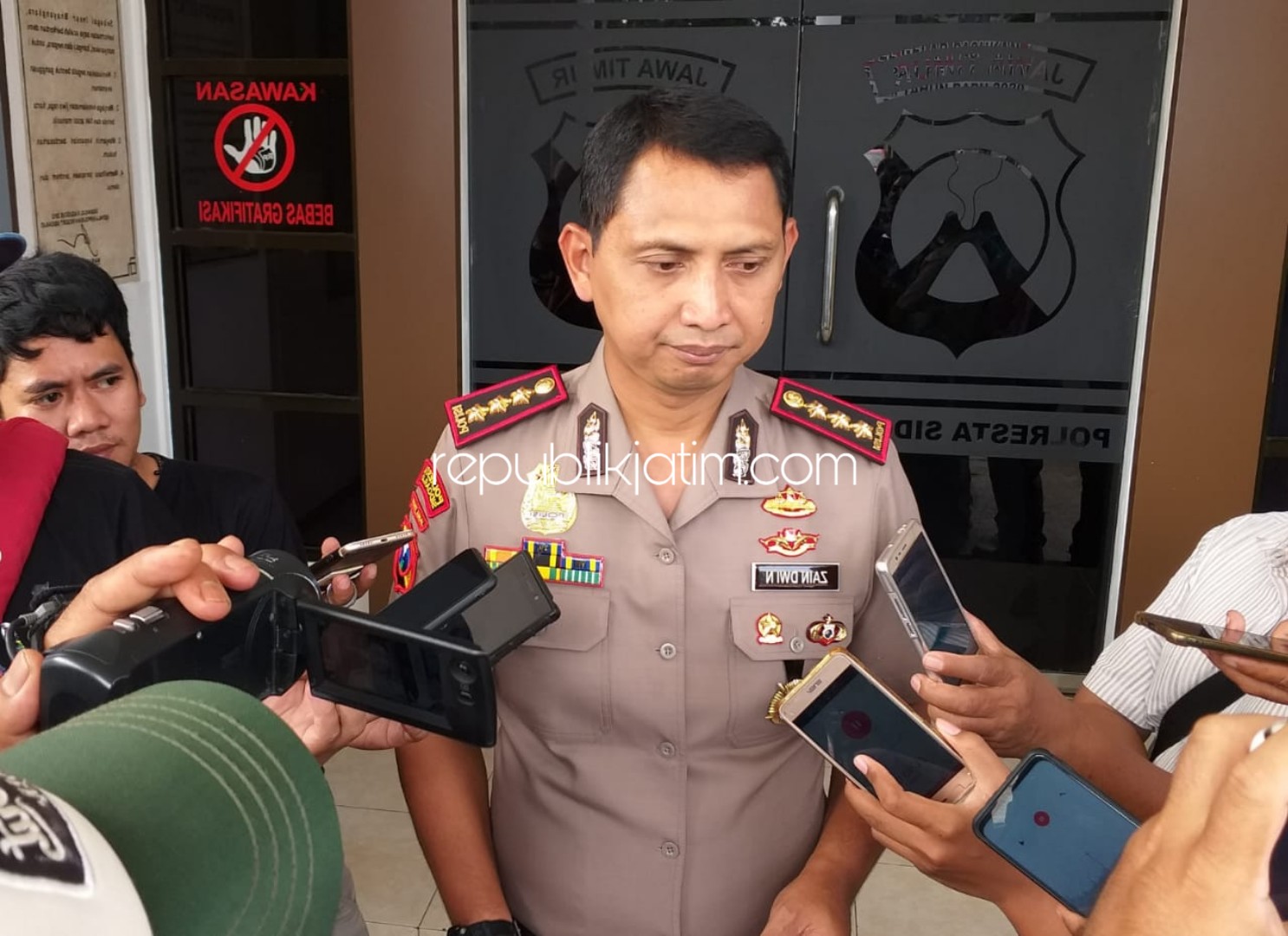 BERI KETERANGAN - Kapolresta Sidoarjo, Kombes Pol Zain Dwi Nugroho memberikan keterangan pers soal kematian Salim Azhari (23) warga Dusun III Sri Tanjung, Tanjung Lubuk, Ogan Komering Ilir, Sumatera Selatan, Kamis (02/01/2020).