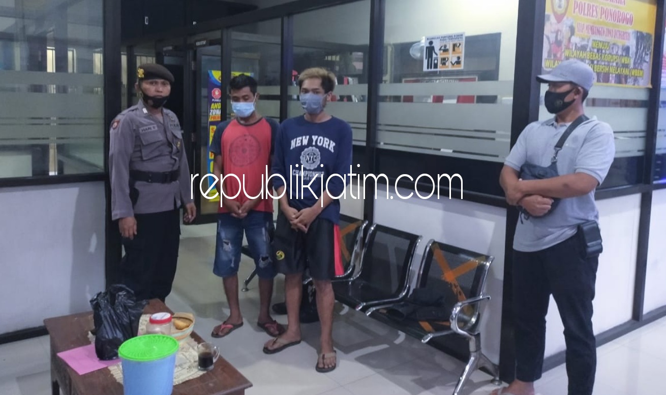 PIL KOPLO - Dua tersangka diamankan petugas beaerta barang buktinya di Polsek Sambit, Sabtu (02/01/2021).
