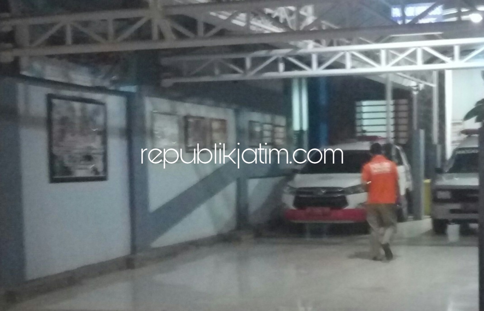 OTOPSI - Sejumlah petugas Polsek Sedati dan Inafis Polresta Sidoarjo sibuk menggelar otopsi jenazah bayi perempuan yang dikubur orangtuanya ke Kamar Mayat RSUD Sidoarjo, Selasa (01/01/2019) malam.