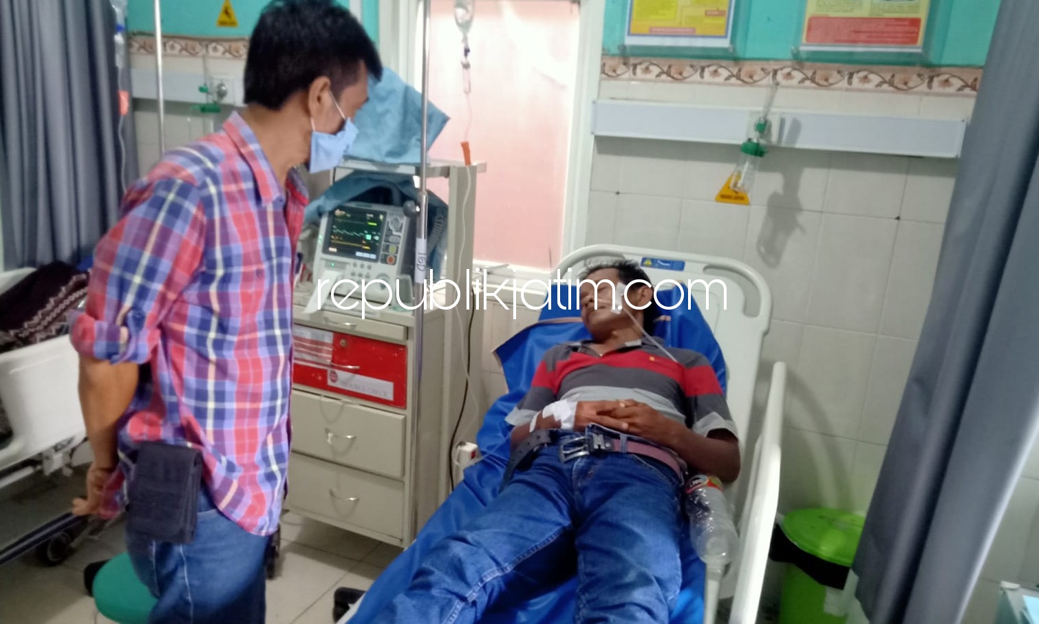 DIRAWAT - Korban Ali Usman (53) warga Desa Srimulyo, Kecamatan Tungkal Jaya, Musi Banyuasin, Sumsel yang diduga mencoba bunuh diri minum cairan pembersih lantai menjalani perawatan di RS Rohman Rokhim, Sukodono Sidoarjo, Jumat (01/01/2021).