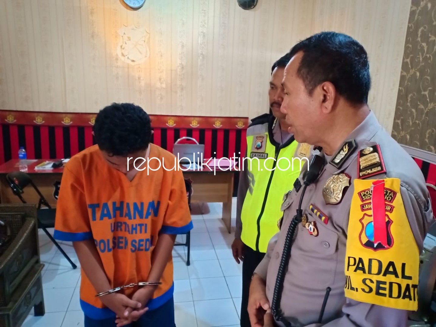 TERSANGKA - Tim Unit Reskrim, Polsek Sedati akhirnya menetapkan RM (18) sebagai tersangka kasus dugaan penguburan bayi perempuan hingga menjnggal dunia, Rabu (02/01/2019).
