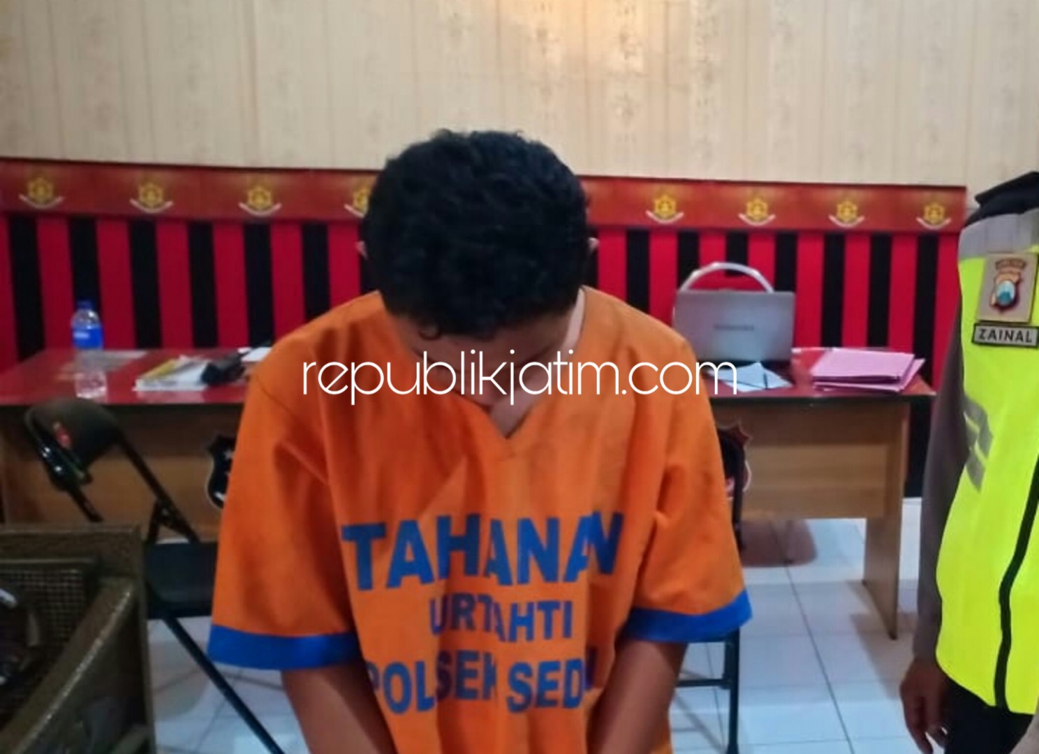 DITAHAN - Tersangka RM (18) warga Desa Kwangsan, Kecamatan Sedati, Sidoarjo ditahan tim penyidik Unit PPA, Satuan Reskrim, Polresta Sidoarjo karena penanganannya dilimpahkan dari Polsek Sedati ke Polresta Sidoarjo, Kamis (03/01/2019).