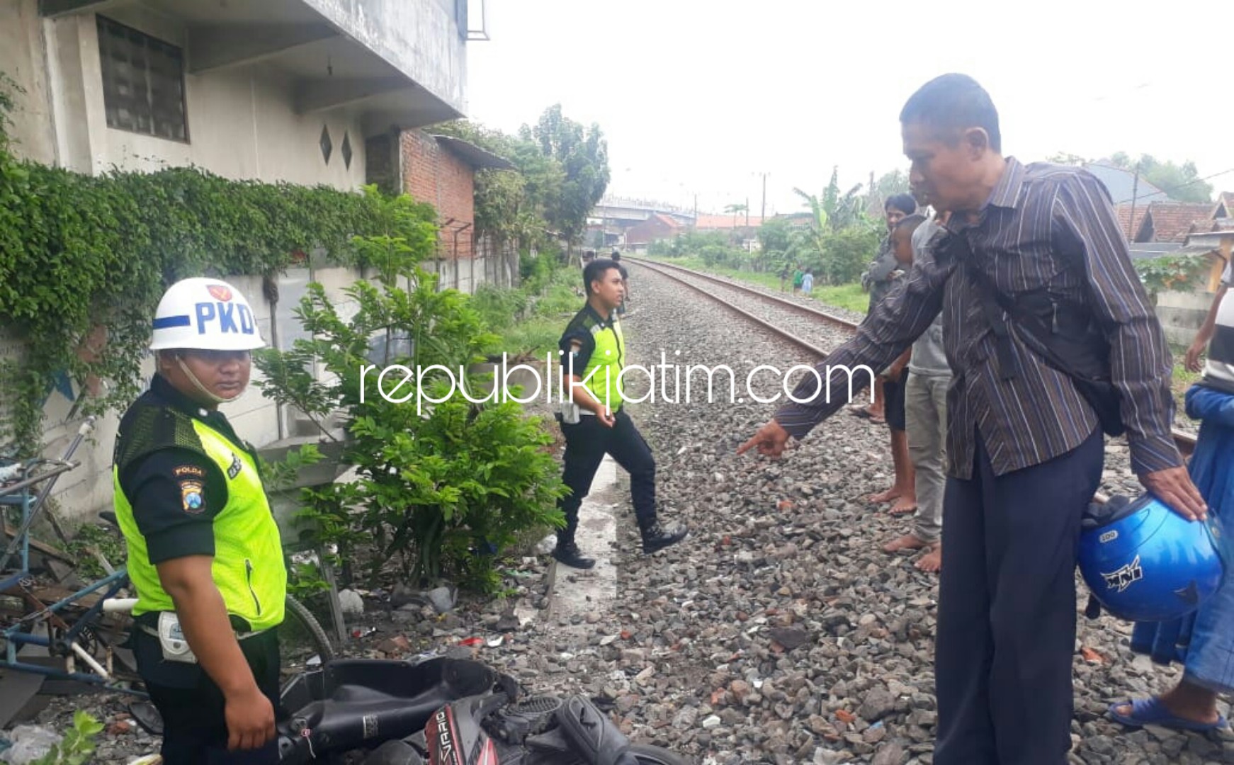 RUSAK - Motor Honda Vario bernopol W 4684 SX rusak usai ditabrak KA Jenggala di perlintasan KA Sumokali, Kecamatan Candi, Sidoarjo, Kamis (03/01/2019).