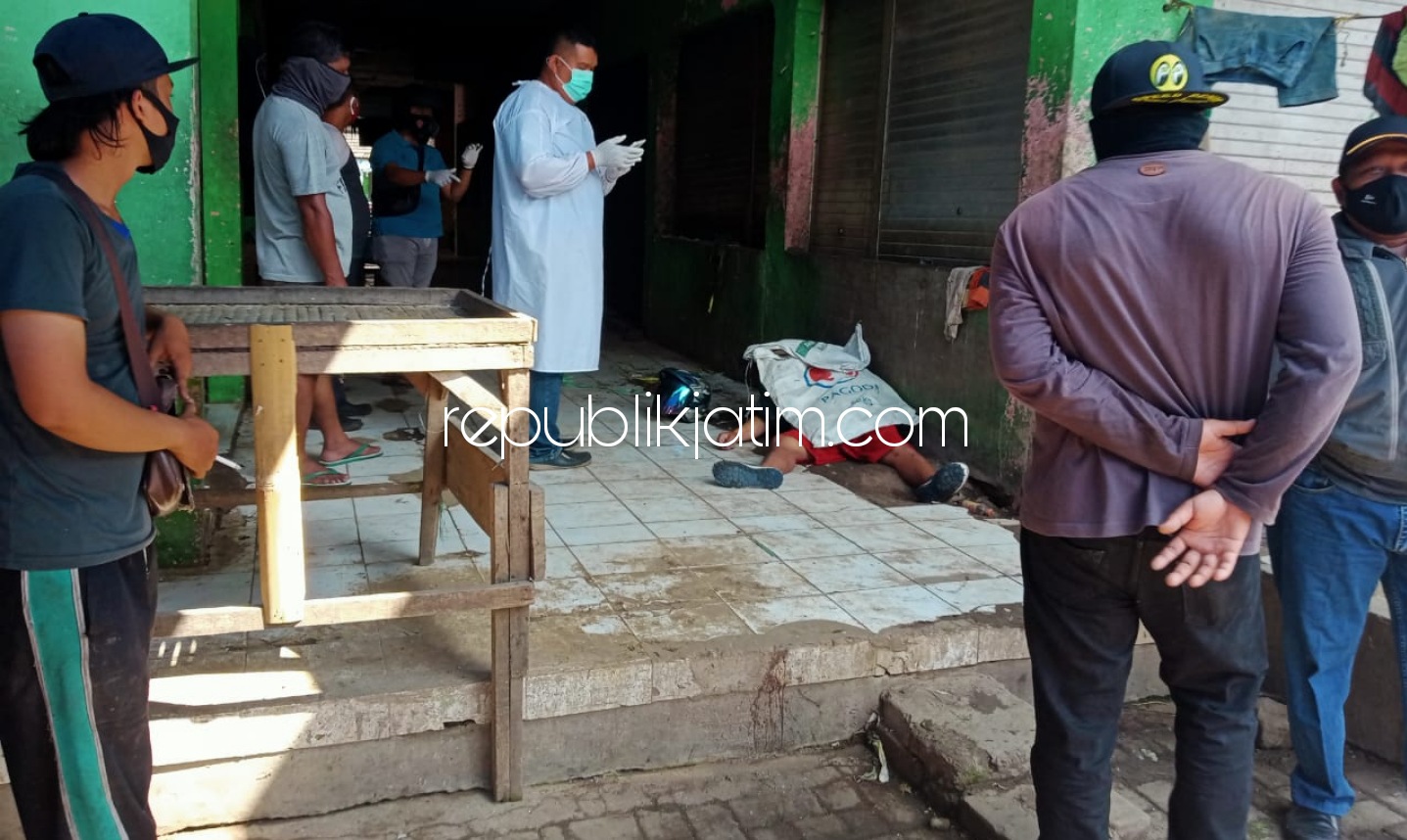 EVAKUASI - Petugas mengevakuasi jenazah Fatchur Rochman (45) penjual ayam yang tewas di Pasar Baru Krian, Sidoarjo, Minggu (03/01/2021). 
