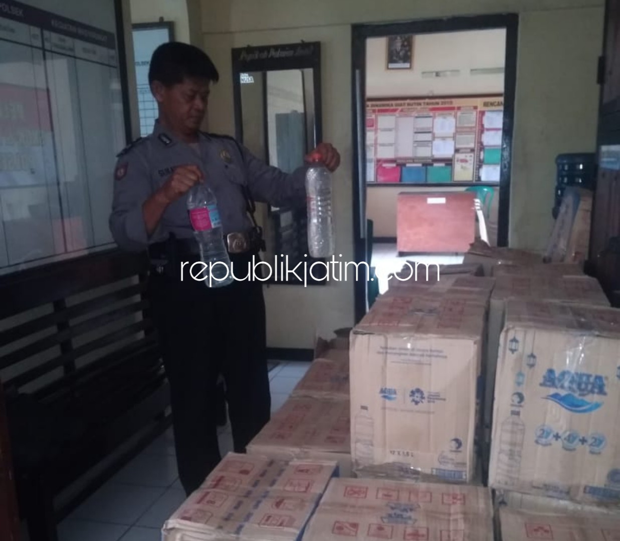ARJO - Anggota Polsek Jetis menunjukkan Arak Jowo (Arjo) 83 kardus dengan total 1.500 liter yang diamankan dari truk penabrak motor Honda Beat di JL Raya Desa/Kecamatan Jetis, Ponorogo, Kamis (03/01/2019).