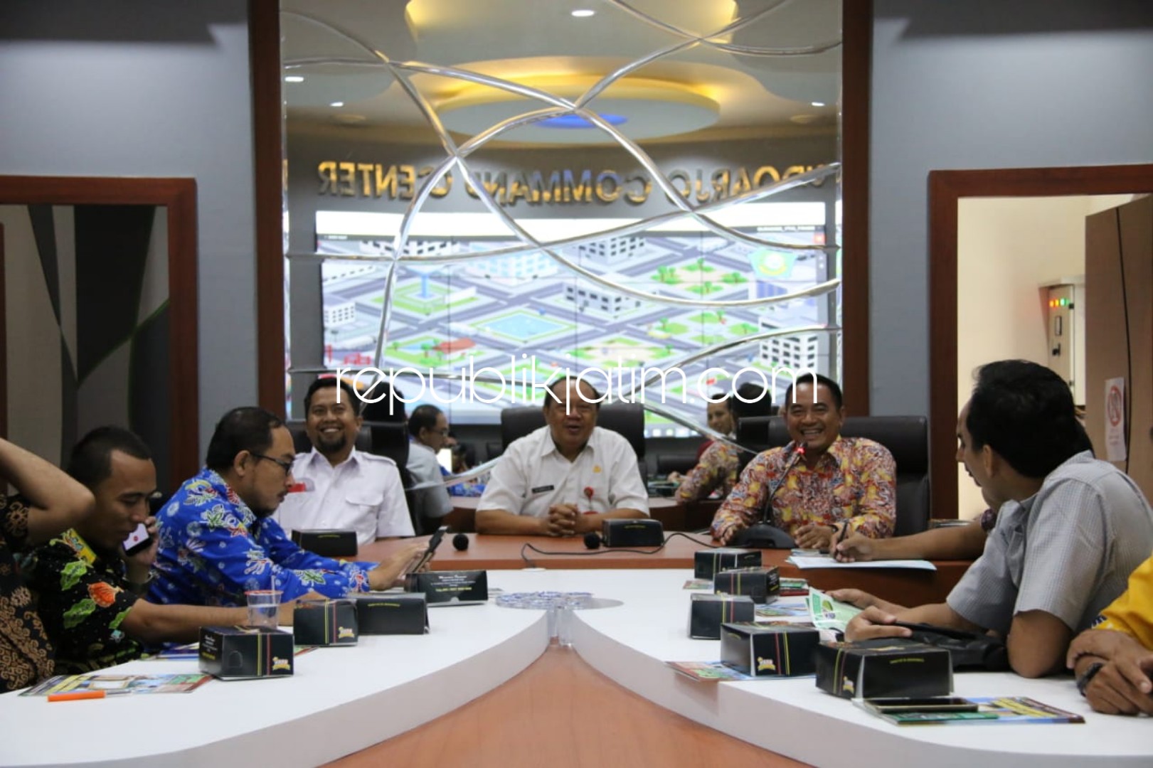 BELAJAR - Sebanyak 30 rombongan Pemkab Situbondo berkunjung ke Sidoarjo untuk belajar pengembangan Command Center, Data Center dan pengembangan Smart City dalam memaksimalkan pelayanan ke masyarakat, Jumat (04/01/2019).