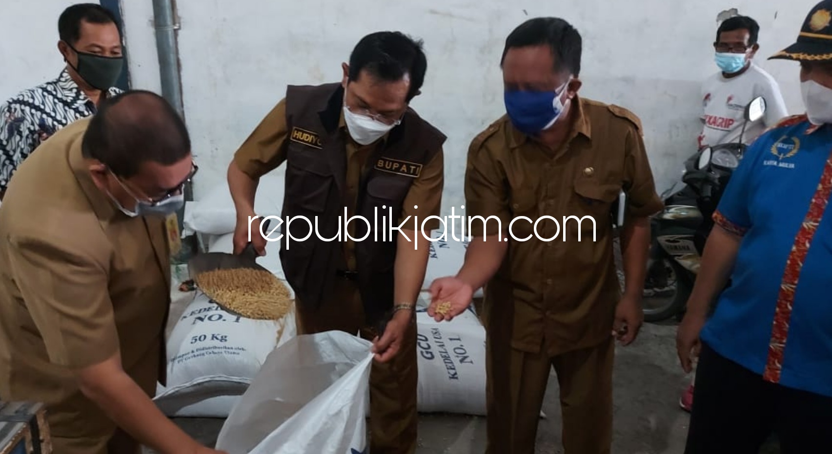 SIDAK - Pj Bupati Sidoarjo, Hudiyono didampingi Kepala Disperindag Pemkab Sidoarjo, Tjarda mengecek stok kedelai produsen tahu dan tempe di Desa Sepande, Kecamatan Candi, Sidoarjo, Senin (04/01/2021).