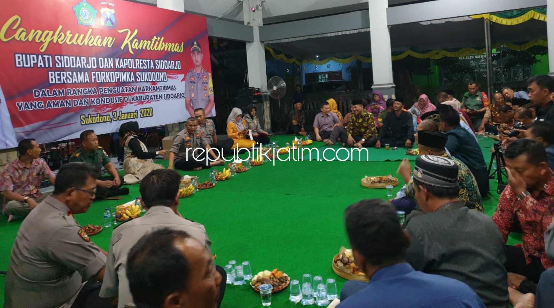 CANGKRUKAN - Wakapolresta Sidoarjo, AKBP M Anggi Naulifar Siregar memimpin acara cangkrukan kamtibmas di Sukodono, Jumat (03/01/2020) malam. 