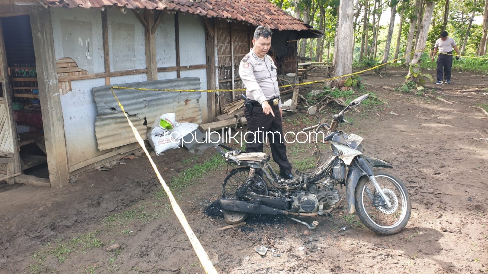 KERANGKA MOTOR - Petugas Polsek Pulung menggelar olah TKP di dekat bangkai kerangka motor yang dibakar para pelaku saat terjadi penganiayaan terhadap korban, BA (16), Sabtu (04/01/2020).