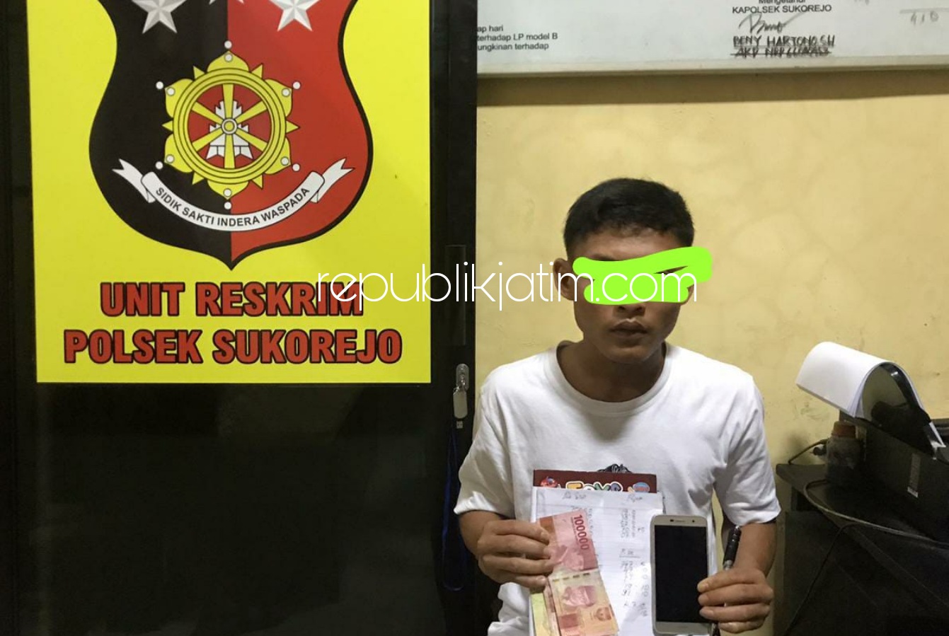 PENGECER - Tersangka kasus ngecer togel, Muhammad Setiaji (22) warga Dusun Sekuwung, Desa Kedungbanteng, Kecamatan Sukorejo Ponorogo diperiksa penyidik Polsek Sukorejo, Senin (04/01/2021).