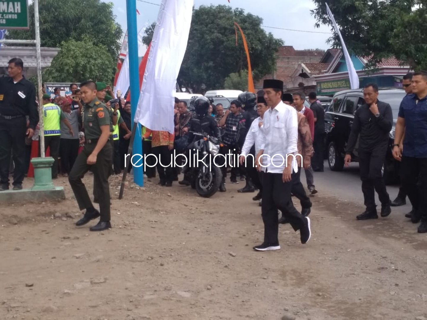 SERTIFIKAT - Kunjungan Presiden RI, Joko Widodo di Masjid Ar Rahmah Desa Prayungan, Kecamatan Sawoo, Ponorogo untuk membagikan 213 Sertifikat Tanah Wakaf, Jumat (04/01/2019).