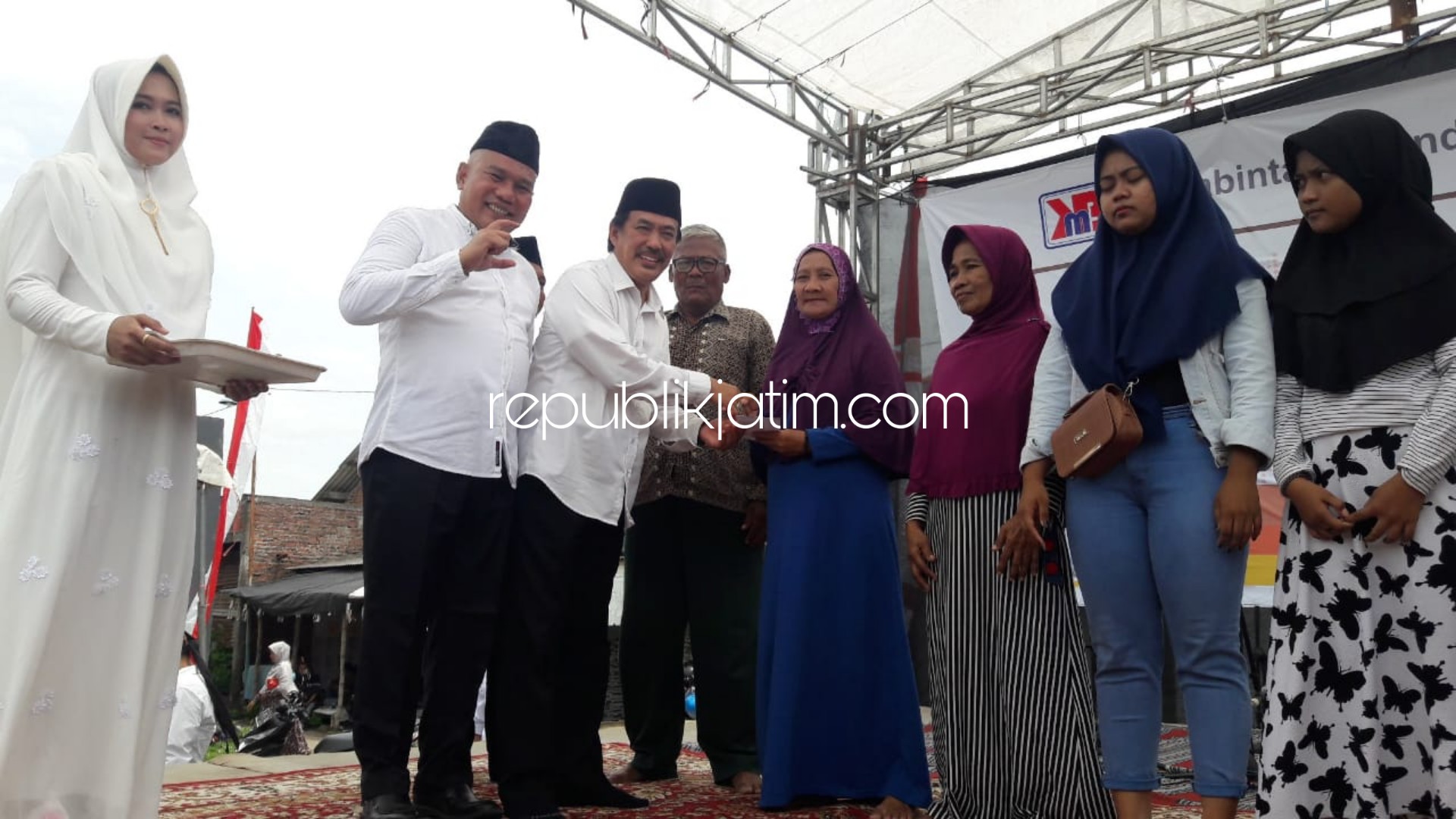 SANTUNAN - Wabup Sidoarjo, Nur Ahmad Syaifuddin didampingi Direktur PT Karya Bintang Mandiri, Totok Supriyono menyerahkan bantuan kepada 1.100 yatim piatu dan duafa di Desa Kemangsen, Kecamatan Balongbendo, Sidoarjo, Minggu (05/01/2020).