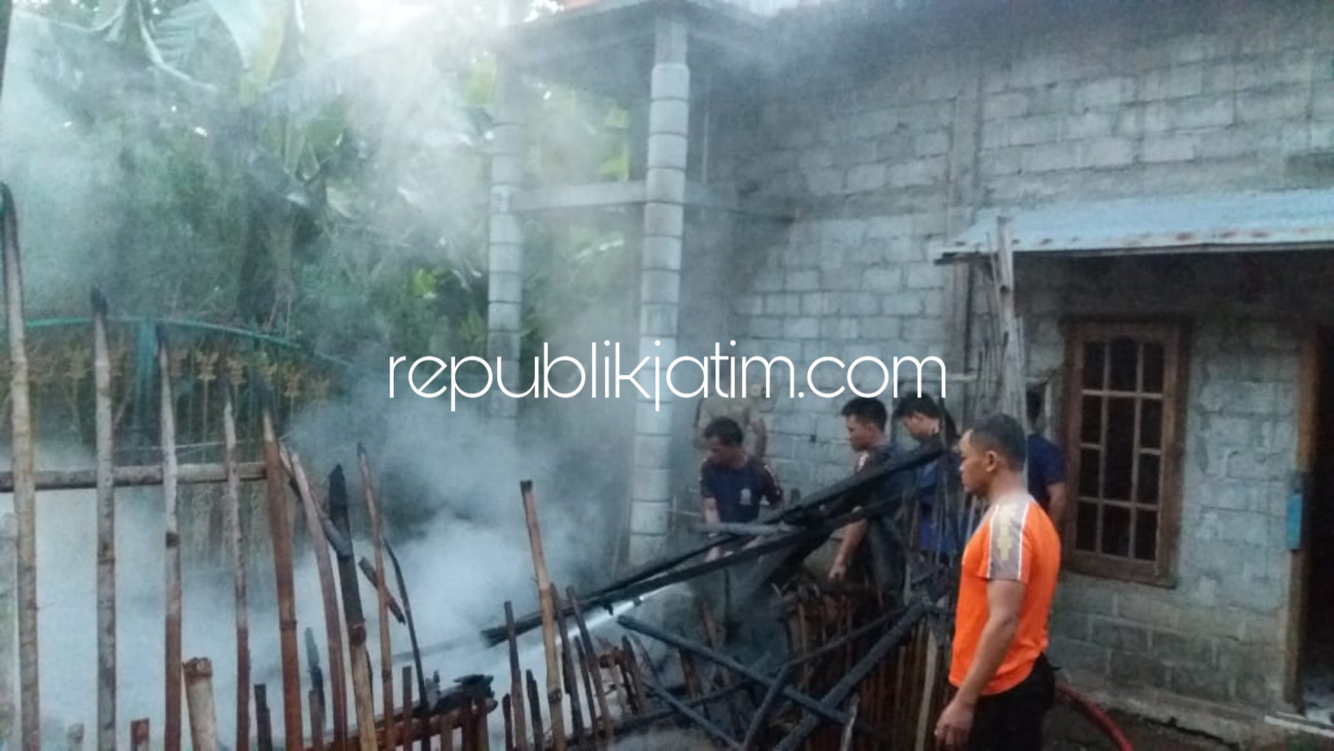 LUDES TERBAKAR - Dapur milik Sugeng (56) warga Dusun Krajan, Desa Bulak, Kecamatan Balong, Ponorogo ludes terbakar, Sabtu (05/01/2019).