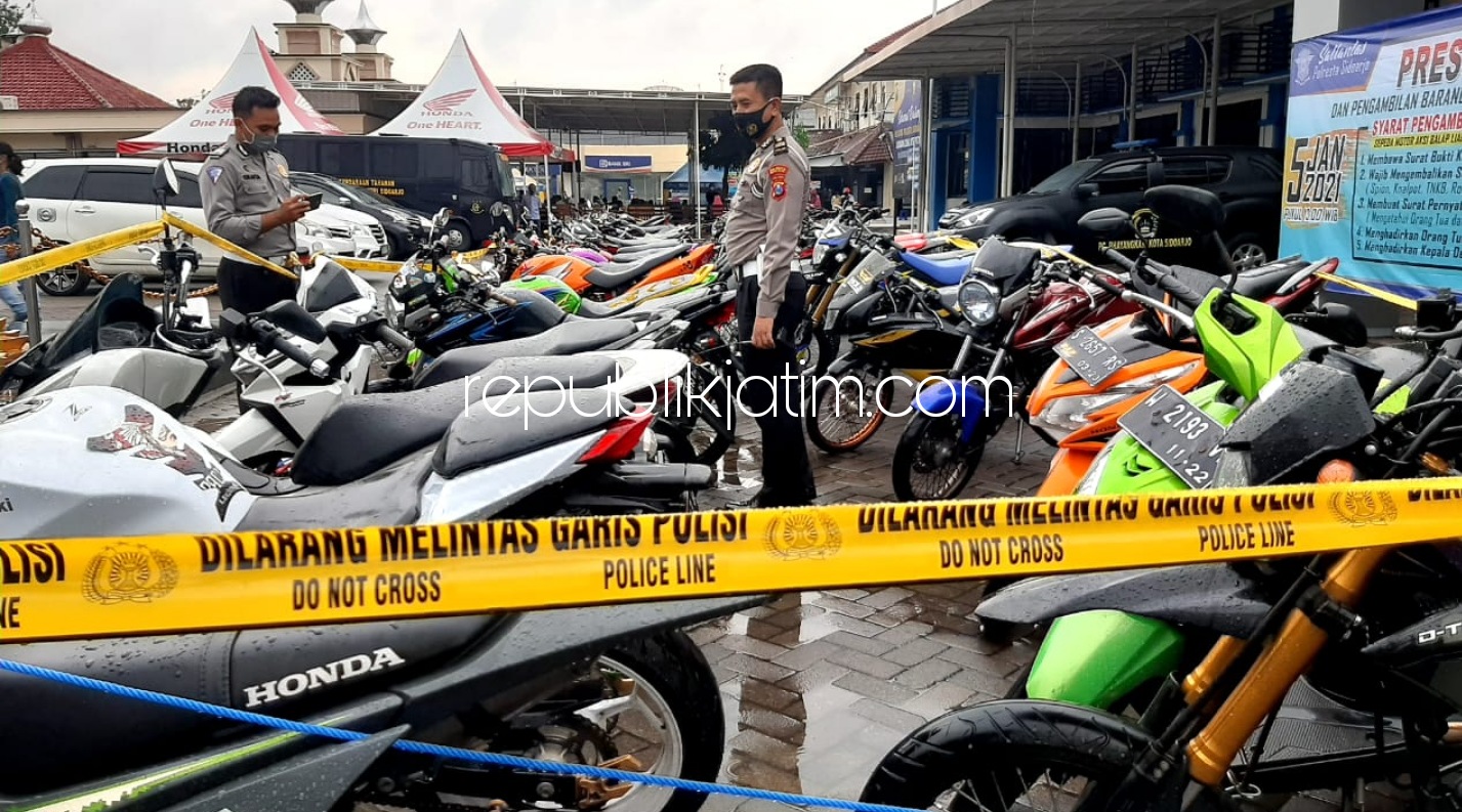 DIKEMBALIKAN - Sekitar 50 motor yang terjaring razia saat balap liar malam Tahun Baru 2021 dikembalian penyidik Satuan Lantas, Polresta Sidoarjo, Selasa (05/01/2021) sore.