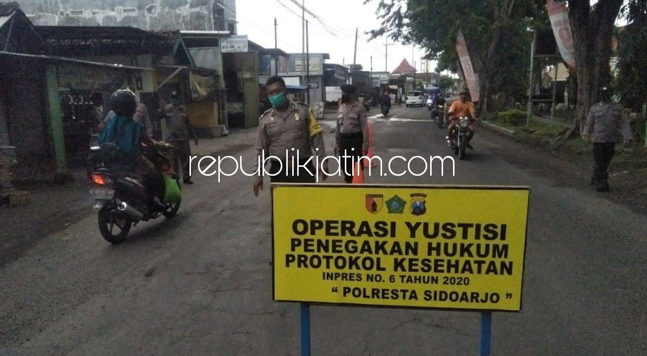 YUSTISI - Petugas gabungan Polresta Sidoarjo dan Polsek jajaran bersama TNI, Satpol PP dan Dinas Perhubungan (Dishub) Pemkab Sidoarjo terus menggelar Operasi Yustisi Disiplin Protokol Kesehatan di warkop dan jalan raya, Selasa (05/01/2021).