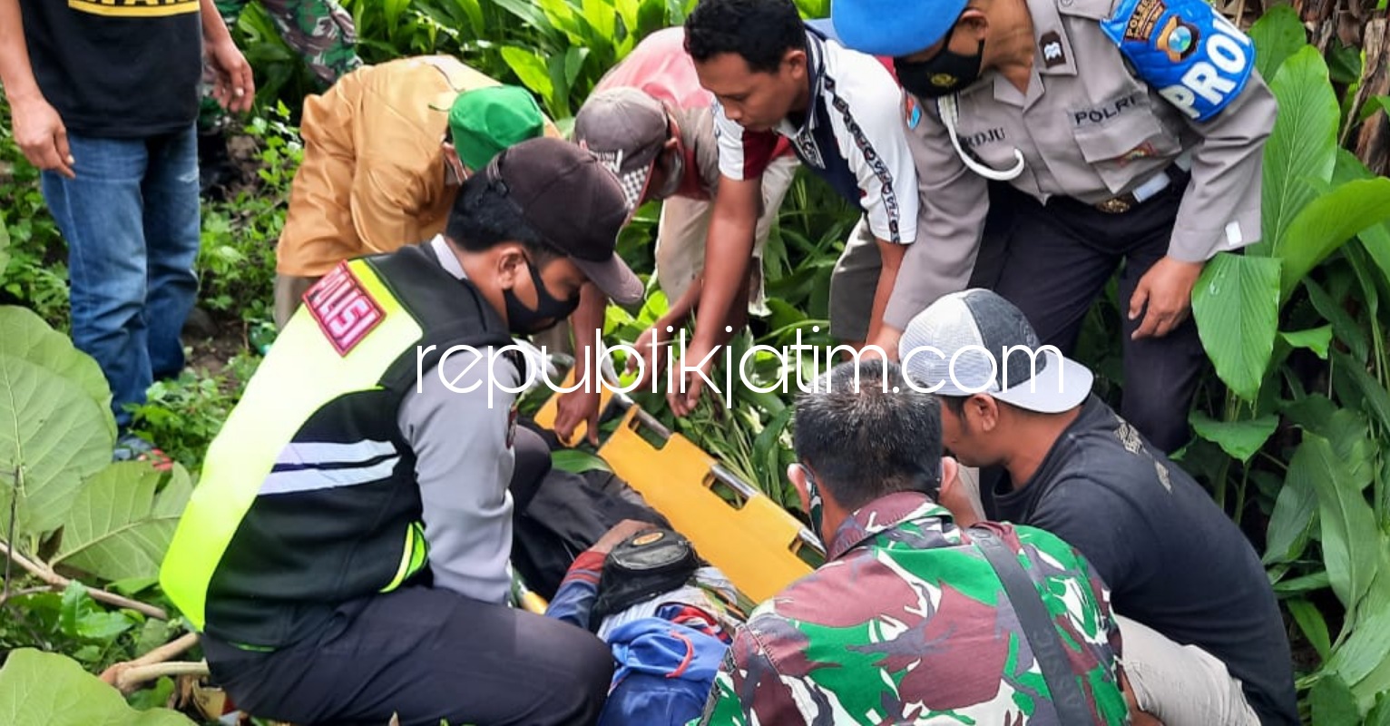 EVAKUASI - Sejumlah petugas mengevakuasi korban tersengat listrik, Boiran alias Plonto (50) warga Dusun Gelangan, Desa Krebet, Kecamatan Jambon, Ponorogo, Selasa (05/01/2021).