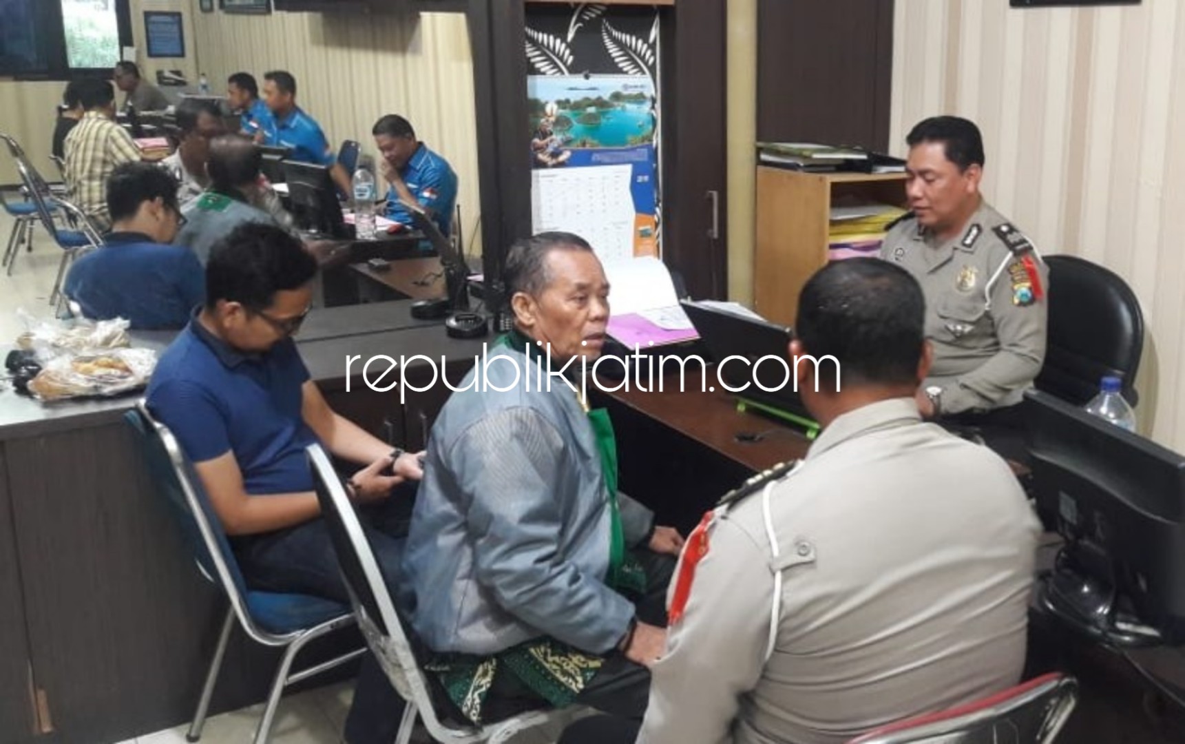 TERSANGKA - Tim penyidik Unit Laka, Satuan Lantas, Polresta Sidoarjo akhirnya menetapkan sopir Mitsubishi Xpander, Utsman Iksan (66) sebagai tersangka dalam kecelakaan di JL Raya Tanggul, Kecamatan Wonoayu, Sidoarjo kemarin.