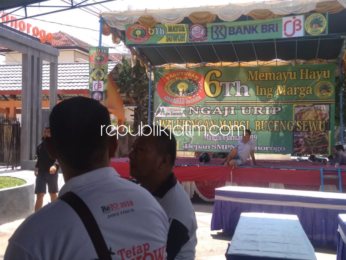 PERSIAPAN - PKL Ponorogo yang biasa mangkal di JL Soekarno Hatta Ponorogo mempersiapkan ultah ke 6 yang bakal digelar, Minggu (06/01/2019) malam.