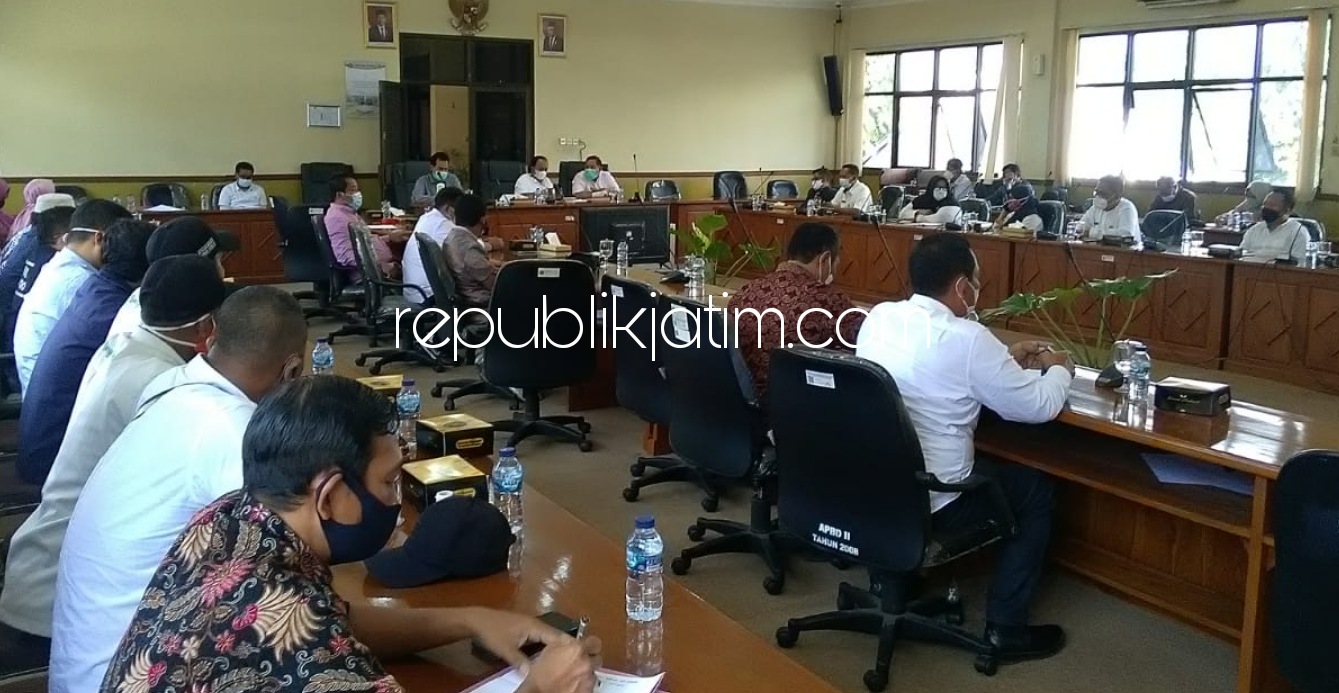 HEARING - Anggota dan pimpinan Komisi A DPRD Sidoarjo menggelar rapat soal penyerahan aset Prasarana, Sarana, dan Utilitas Umum (PSU) dari pengembang perumahan kepada Pemkab Sidoarjo, Rabu (06/01/2021). 