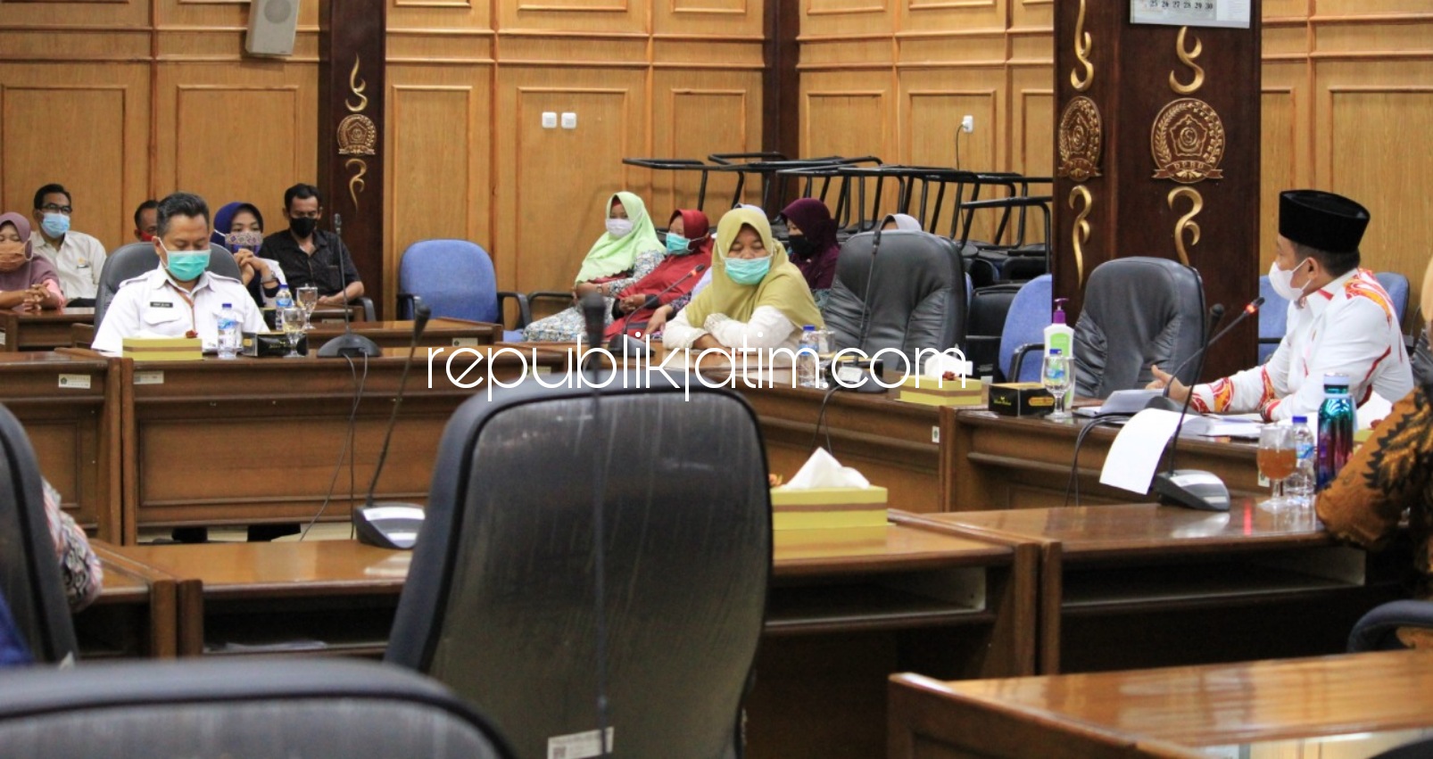 HEARING - Sejumlah anggota dan pimpinan DPRD Sidoarjo menggelar hearing penyaluran Bantuan Sosial (Bansos) dengan agen dan pihak BNI Sidoarjo di ruang Paripurna DPRD Sidoarjo, Rabu (06/01/2021). 