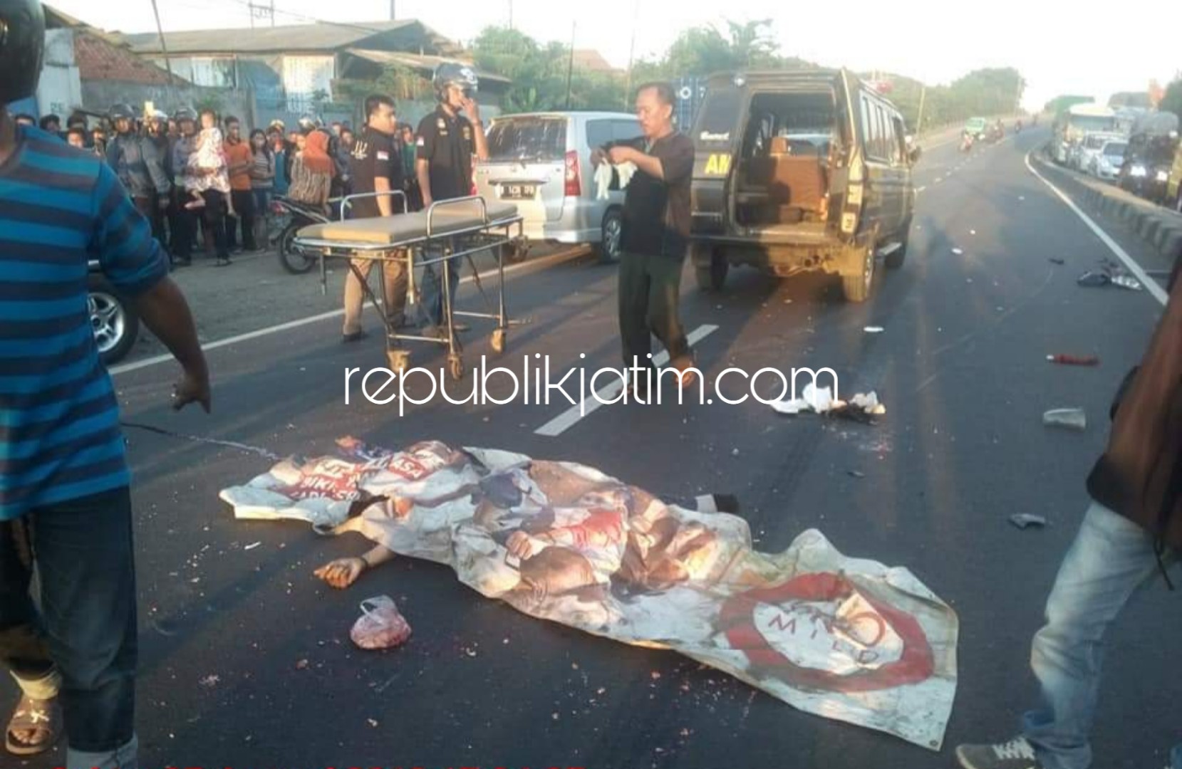 TEWAS - Korban kecelakaan, Bayu Wicaksono (21) warga Dusun Sambiroto, Desa Sambibulu, Kecamatan Taman yang tewas usai kecelakaan di JL Raya Trosobo, Kecamatan Taman, Sidoarjo, Sabtu (05/01/2019).