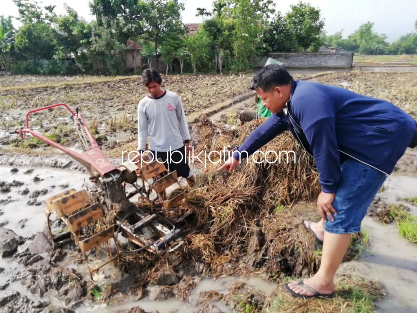 KECOLONGAN - Pemilik traktor menunjukkan mesin diesel traktor yang hilang dicuri orang di persawahan Desa/Kecamatan Badegan, Ponorogo, Minggu (06/01/2019).