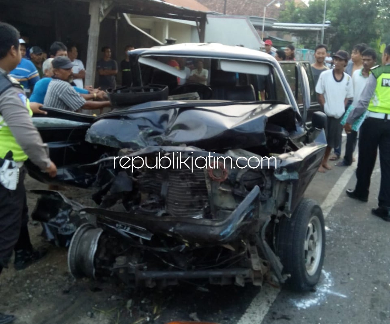HANCUR - Petugas dan warga mengevakuasi Isuzu Panther bernopol AD 9085 EK yang dikemudikan Herwan Sudarsono (71) warga Desa Wirogunan, Kecamatan Kartosuro, Kabupaten Sukoharjo yang ditabrak truk di Desa/Kecamatan Mantingan, Ngawi, Minggu (06/01/2019).