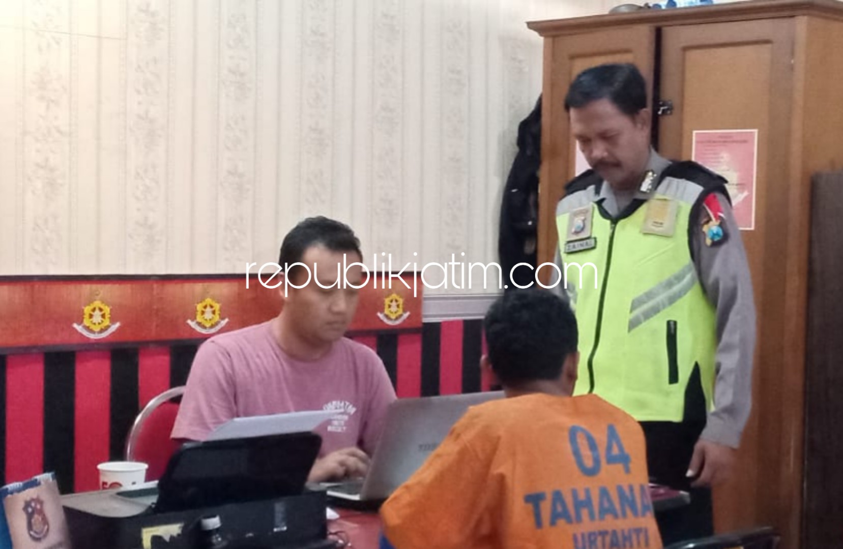 KEJIWAAN - Tersangka pengubur bayi hidup-hidup, RM (18) warga Desa Kwangsan, Kecamatan Sedati, Sidoarjo bakal diperiksa kejiwaannya bersama ibu kandung bayi, ML (15) dengan mendatangkan pakar kejiwaan.