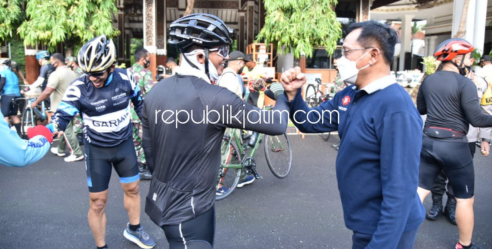 SAMBUT - Pj Bupati Sidoarjo, Hudiyono menyambut rombongan Gowes Panglima Kodam (Pangdam) V Brawijaya Mayjen TNI Suharyanto di cek point Pendopo Delta Wibawa Sidoarjo, Rabu (06/01/2021).