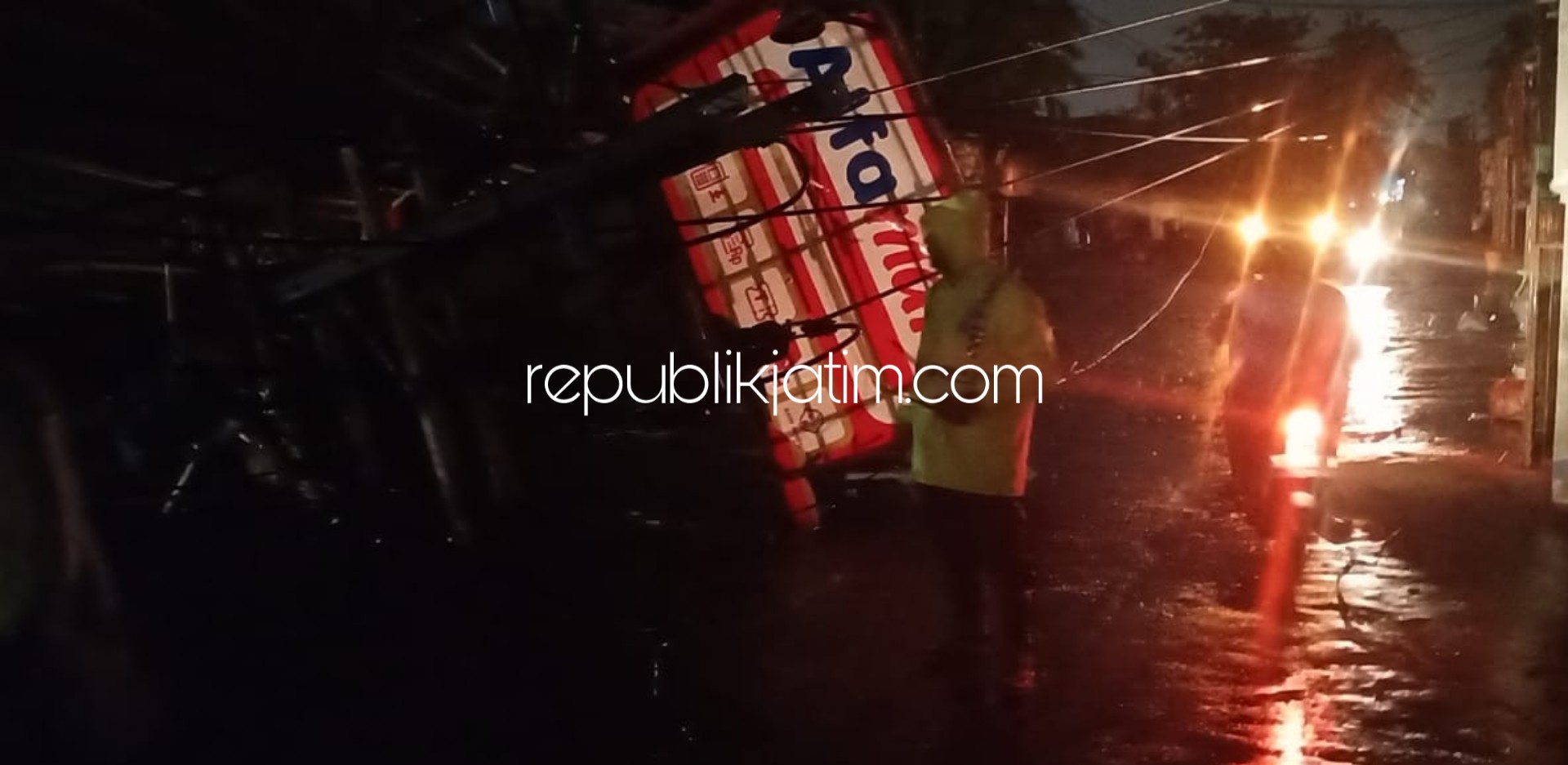 AMBRUK - Tiang listrik yang ada di Desa Tambakrejo, Kecamatan Waru, Sidoarjo ambruk usai diterjang angin, Minggu (05/01/2020) petang.