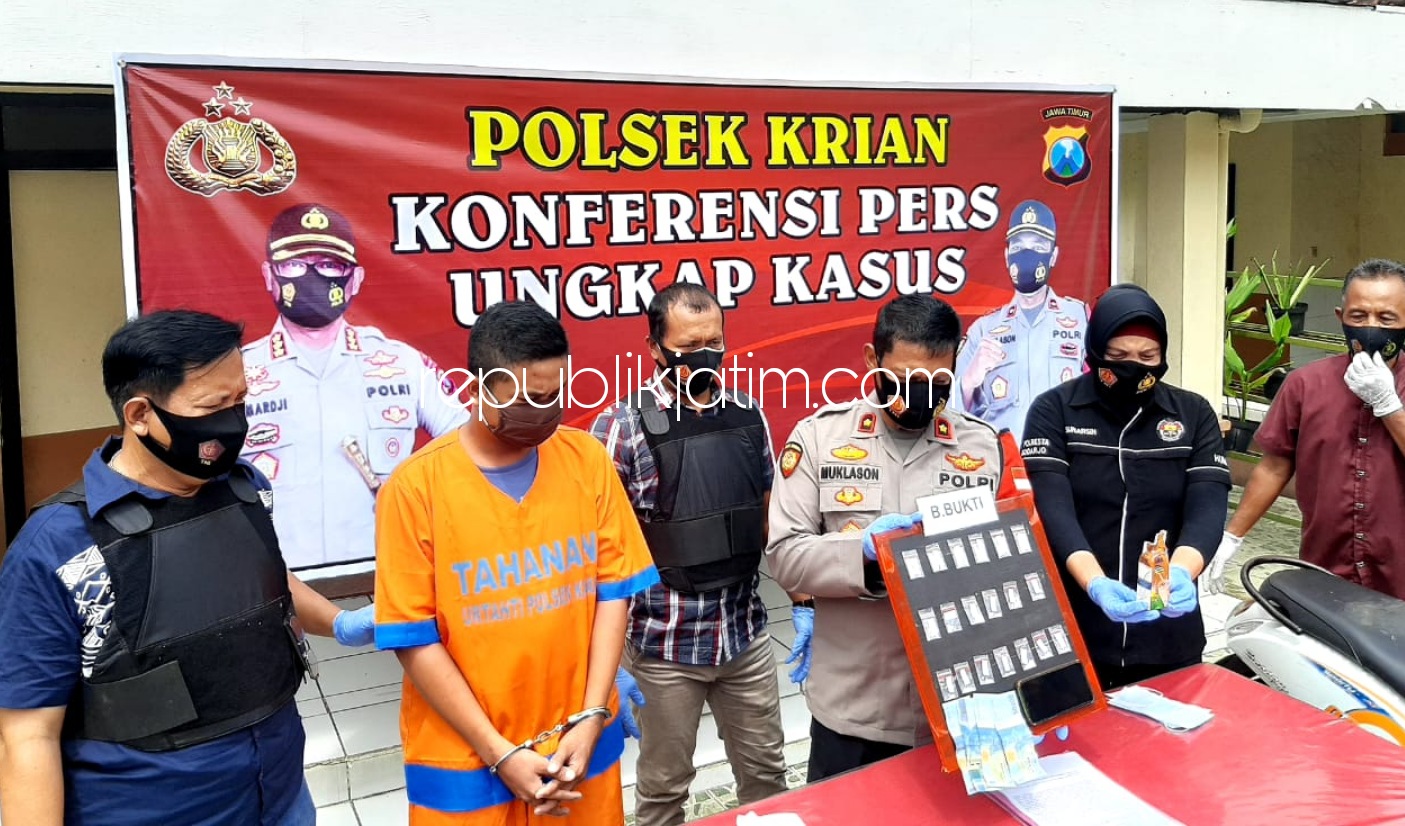 DIRINGKUS - Seorang pengedar dan pemakai sabu-sabu Nur Syafaat alias Pa'at (27) warga Desa Tropodo, Kecamatan Krian, Sidoarjo diamankan tim Unit Reskrim Polsek Krian, Kamis (07/01/2021).