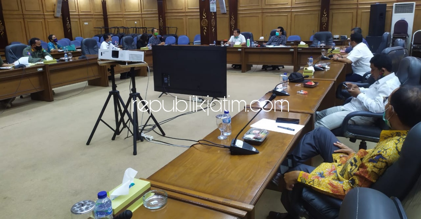 HEARING - Sejumlah anggota dan pimpinan Komisi A DPRD Sidoarjo menggelar hearing bersama pengembang dan perwakilan warga soal proyek ruko dan perumahan di Desa Tempel, Kecamatan Krian, Sidoarjo, Kamis (07/01/2021).
