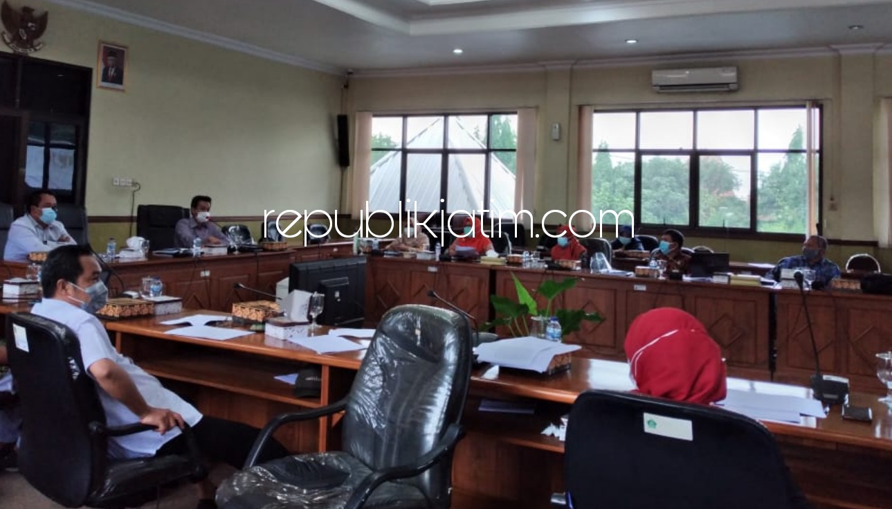 HEARING - Pansus Perubahan Nama dan Penyertaan Modal PDAM Delta Tirta Sidoarjo DPRD Sidoarjo menggelar hearing bersama jajaran Direksi PDAM Delta Tirta Sidoarjo di ruang rapat, Kamis (07/01/2021).