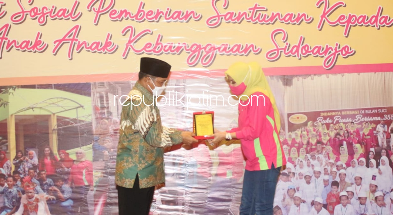 APRESIASI - Pj Bupati Sidoarjo, Hudiyono mengapresiasi terbentuknya kepengurusan Komunitas Sosial Peace & Love Sidoarjo saat pelantikan pengurus baru di Fave Hotel Sidoarjo, Kamis (07/01/2021). 