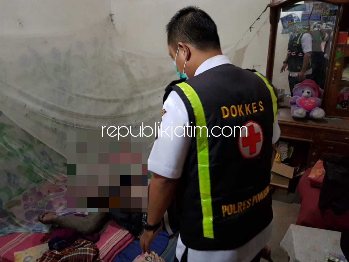 TEWAS - Jenazah Sihmun (65) warga JL Anggur Kelurahan Keniten, Kecamatan/Kabupaten Ponorogo ditemukan tewas membusuk di dalam kamar rumahnya, Senin (07/01/2019).