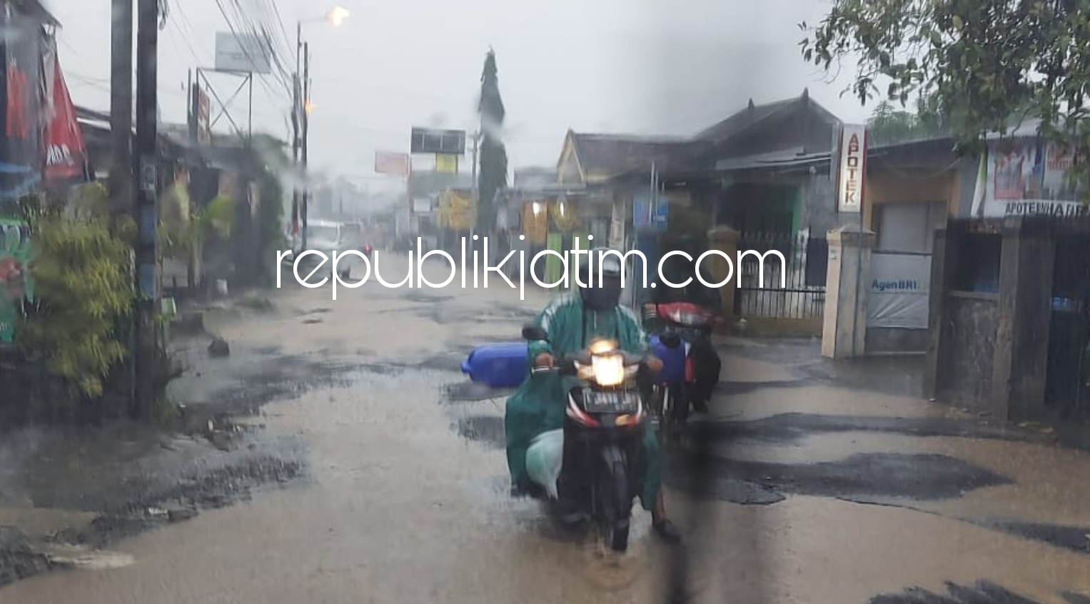 DIURUK - Perbaikan Jalan Desa Kwangsan, Kecamatan Sedati, Sidoarjo mulai dikerjakan Dinas PUBM dan SDA Pemkab Sidoarjo diawali tahap pengurukan sirtu, Kamis (07/01/2021) sore.