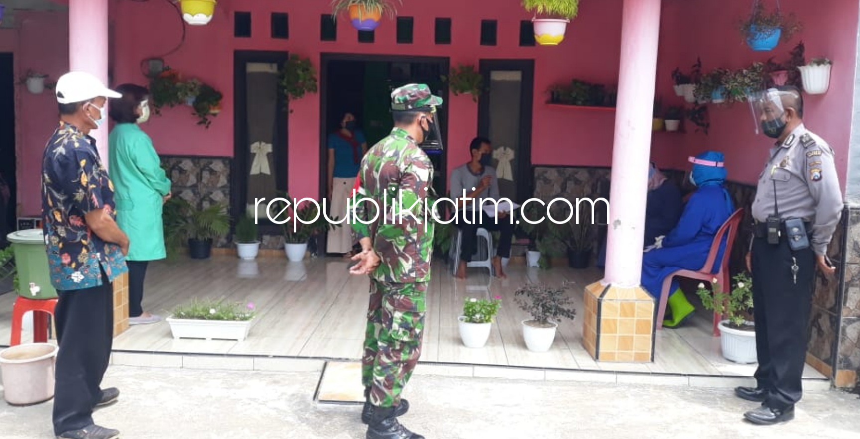 TRACING - Bhabinkamtibmas dan Babinsa, Aiptu Bambang H dan Pelda Karwiji bersama tim medis Puskesmas Prambon melakukan tracing Covid-19 ke salah satu rumah warga di Dusun Klampisan, Desa Wirobiting, Kecamatam Prambon, Sidoarjo, Kamis (07/01/2021).