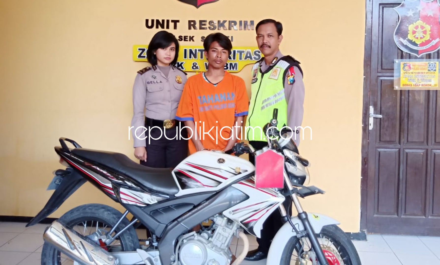 PENCURI - Tersangka pencurian motor, Firman (20) dijebloskan ke tahanan Polsek Sedati beserta barang bukti motor hasil curiannya, Selasa (08/01/2019).