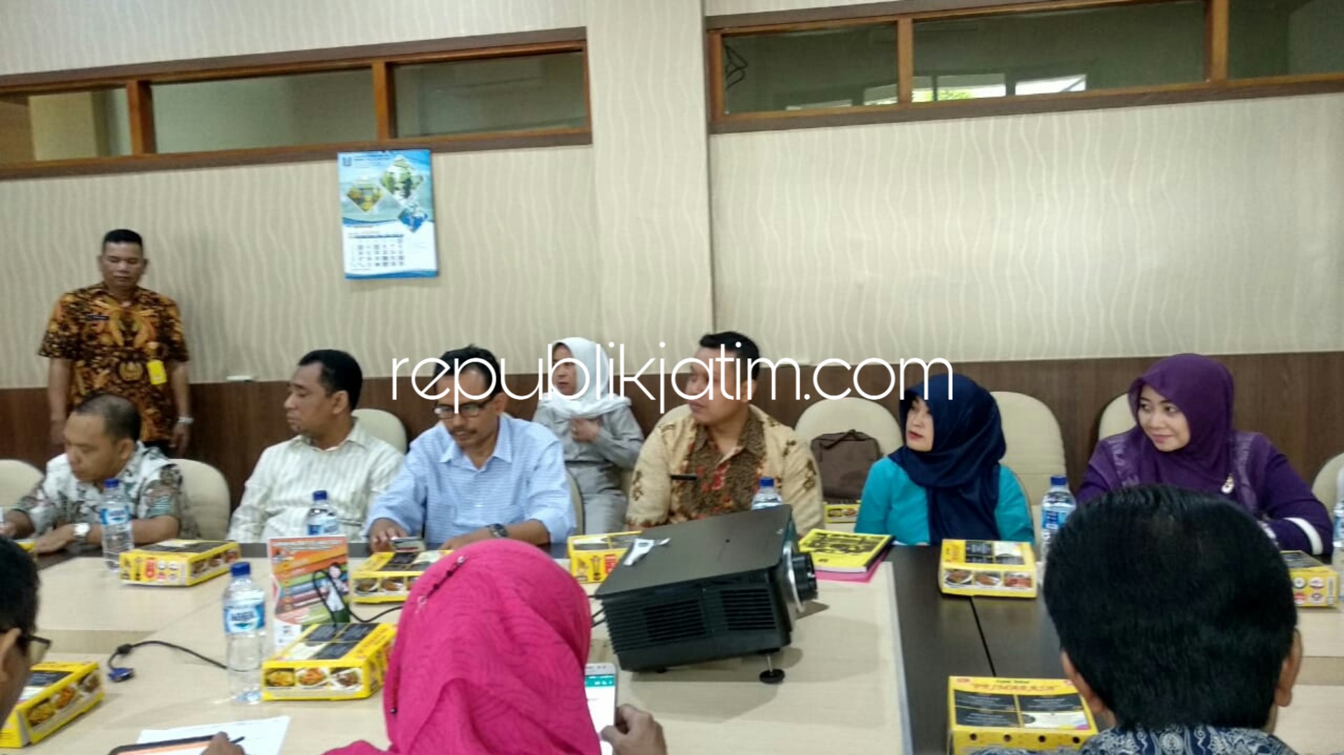 KONSULTASI - Sejumlah anggota dan pimpinan Komisi D DPRD Sidoarjo mendampingi perwakilab Ponkesdes menyampakaikan aspirasi dan uneg-unegnya ke Dinkes Jatim, Selasa (08/01/2019).