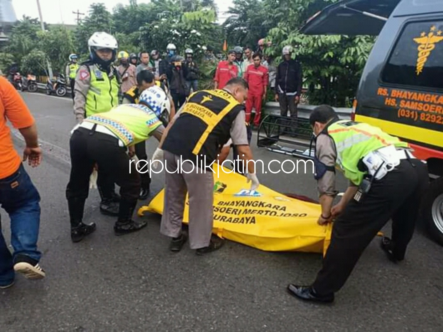 TEWAS - Pengemudi Ojek Online (Ojol) Oktaviandu Eka Tevidian (26) warga JL Teluk Kumai Timur, Perak Utara, Pabean Cantian, Surabaya tewas di Bundaran Waru, Sidoarjo usai terlindas truk, Selasa (08/01/2018). 