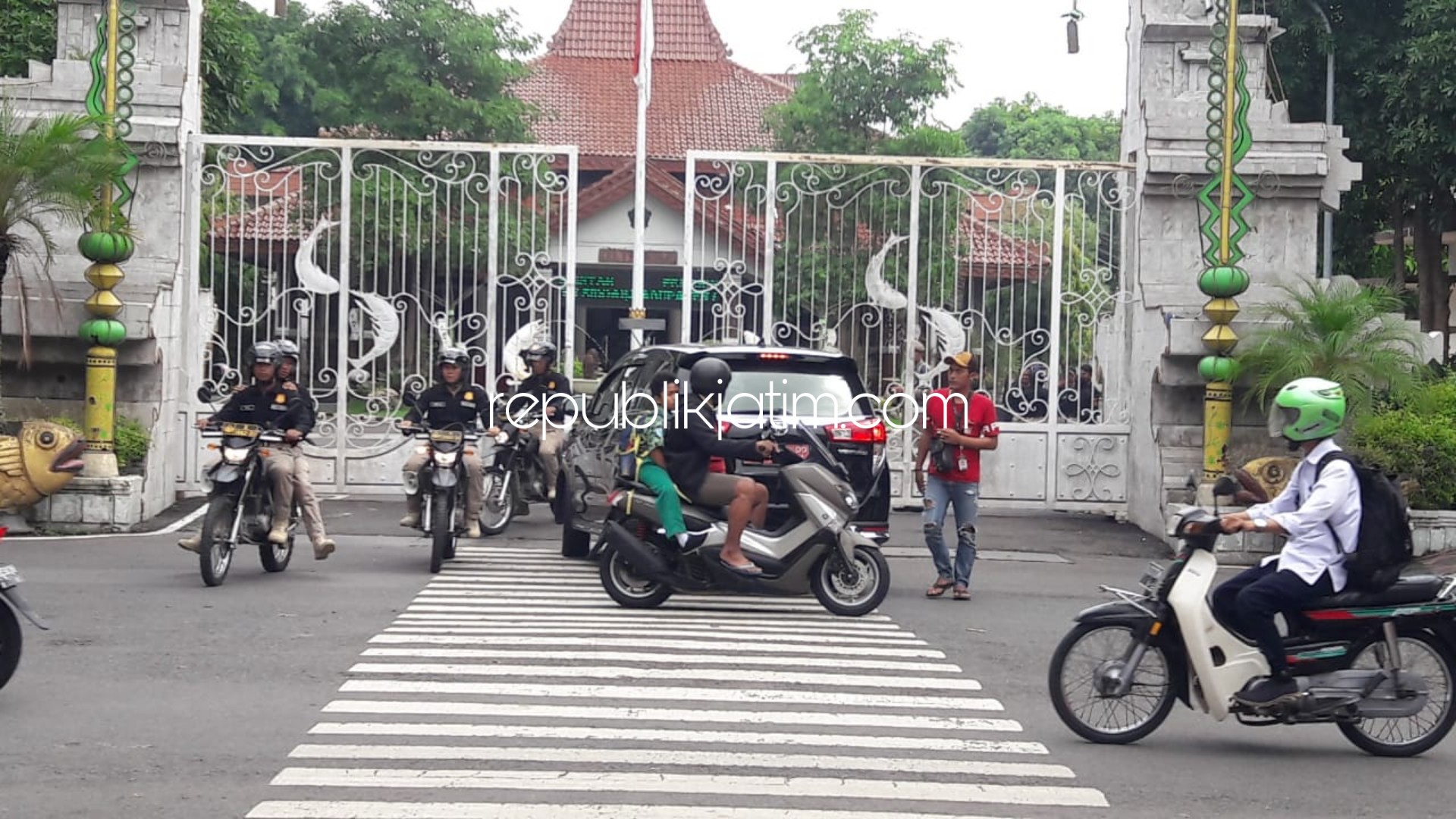 STERIL - Paska kasus OTT KPK yang diduga membawa Bupati Sidoarjo, para pejabat, ajudan dan rekanan (kontraktor) Pendopo Delta Wibawa disterilkan dijaga polisi dan Satpol PP, Rabu (08/01/2020).