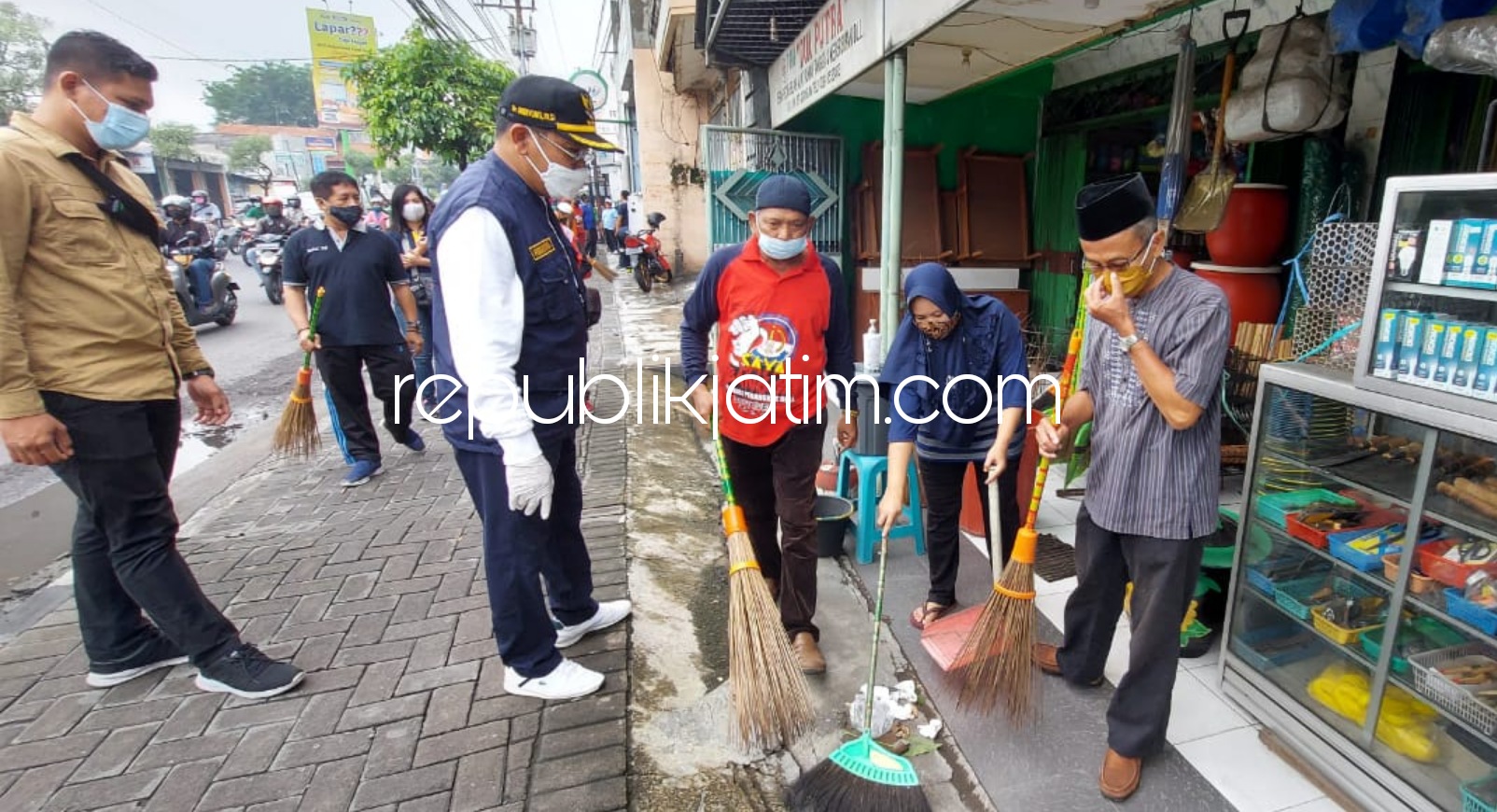 BERSIH-BERSIH - Pj Bupati Sidoarjo, Hudiyono mengajak MWC NU Gedangan membersihkan trotoar di sepanjang perempatan Gedangan, Jumat (08/01/2021). 