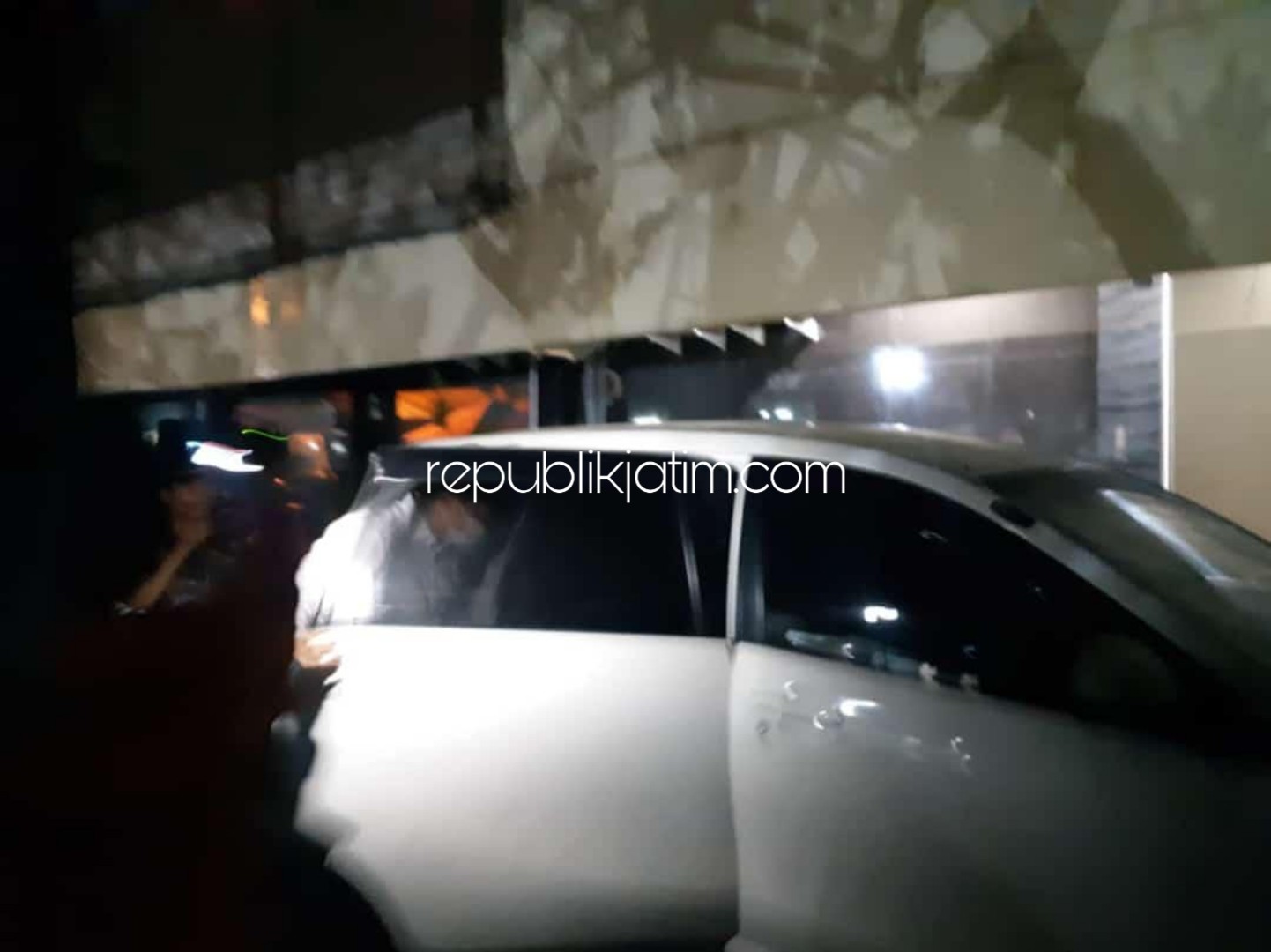 OTT - Sejumlah petugas Komisi Pemberantasan Korupsi (KPK) diduga menggelar Operasi Tangkap Tangan (OTT) di Pendopo Pemkab Sidoarjo, Selasa (07/01/2020) malam. 