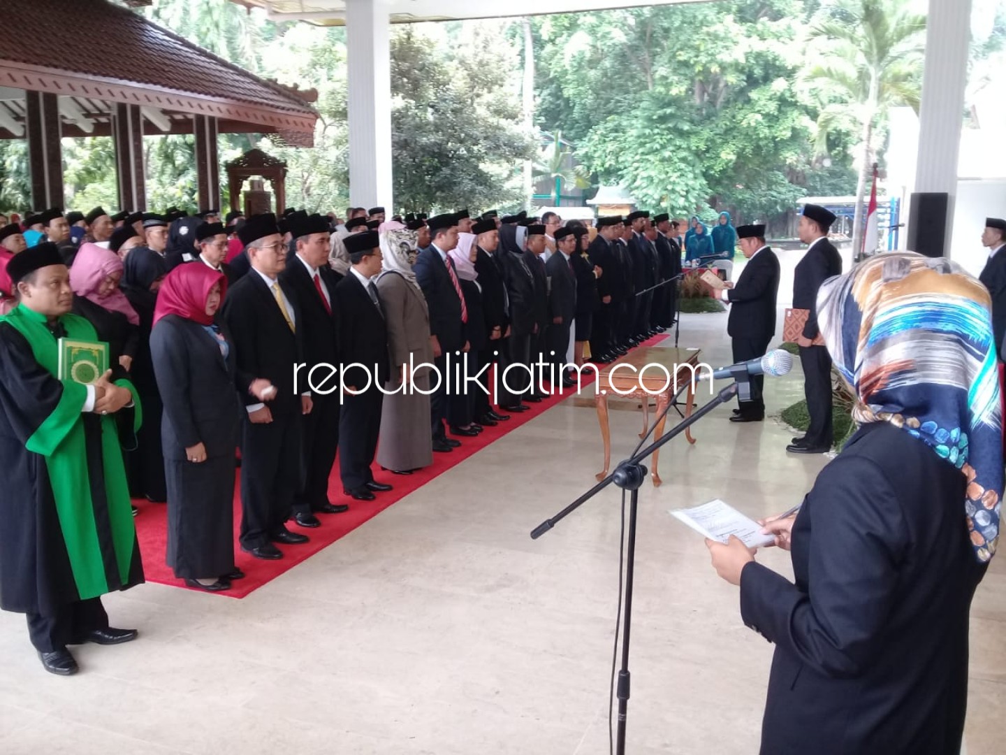 MUTASI - Bupati Sidoarjo melantik ratusan pejabat eselon II, III dan eselon IV di Pendopo Delta Wibawa, Rabu (09/01/2019).